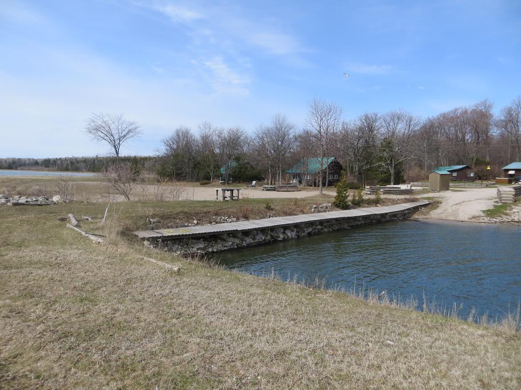 מלון Gore Bay Lake Wolsey Cabins מראה חיצוני תמונה